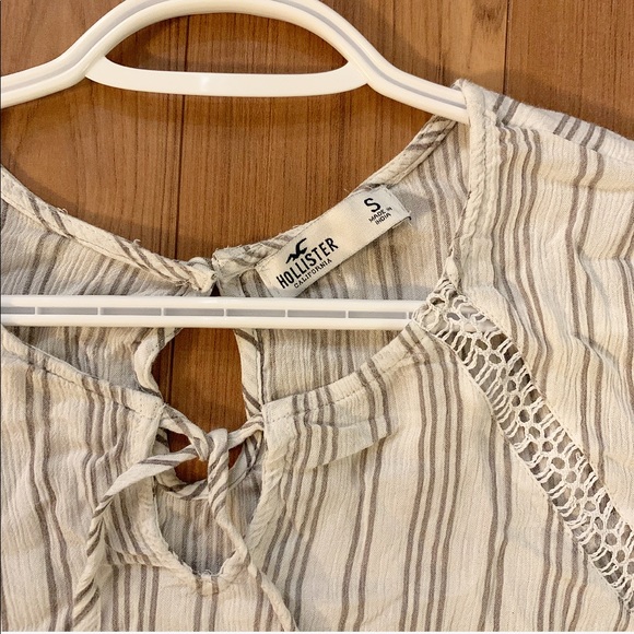 🌟 2/$20 Hollister peasant top - Picture 4 of 5